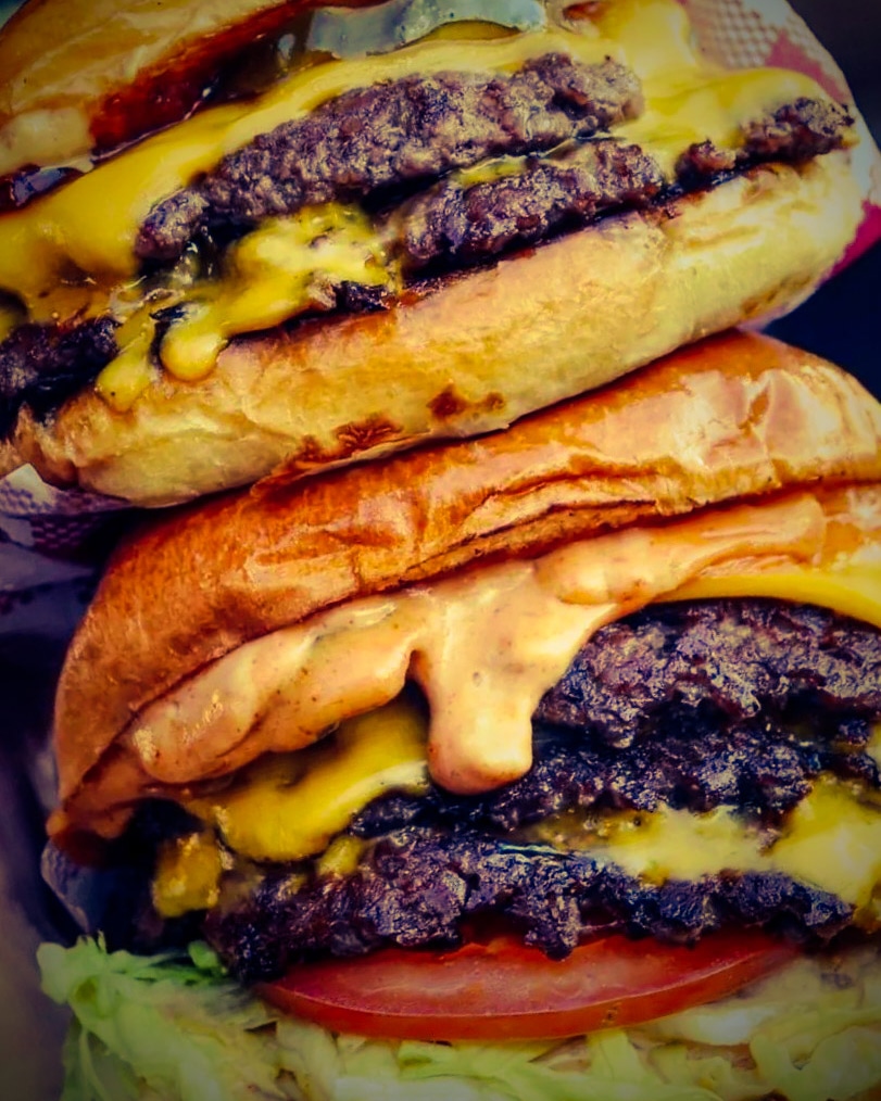 Verse smashburgers op de grillplaat.